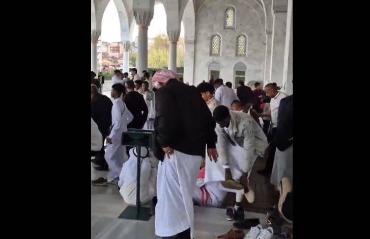 Melike Hatun camisinde bayram namazı sonrası. Yer: Maalesef Türkiye Cumhuriyeti'nin başkenti Ankara - Resim: 16